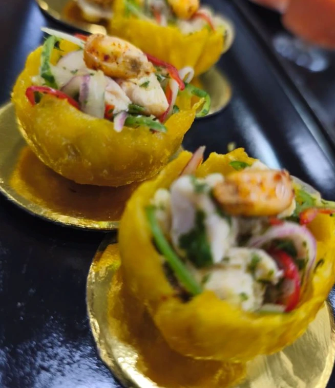Canastica de patacón con ceviche de camarón de Peltre