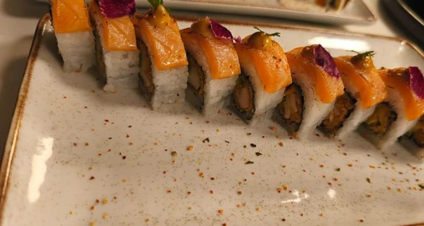 Rollos de salmón y pétalos