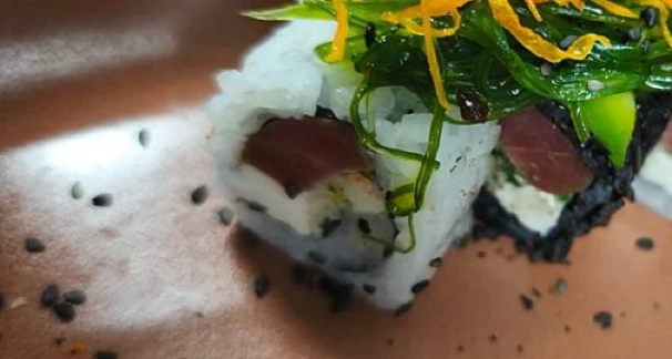 Rollos sobre plato rosado